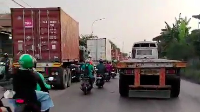 Pemotor Keluhkan Kemacetan Cakung–Cilincing, Perjalanan Terganggu di Tengah Cuaca Panas